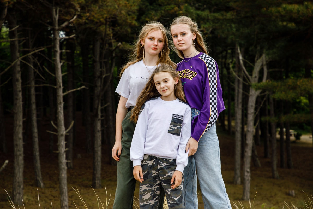 family photoshoot with sisters