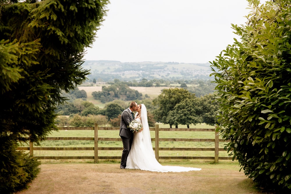 shireburn arms wedding photography by er photography for Carolyn and Callum's wedding