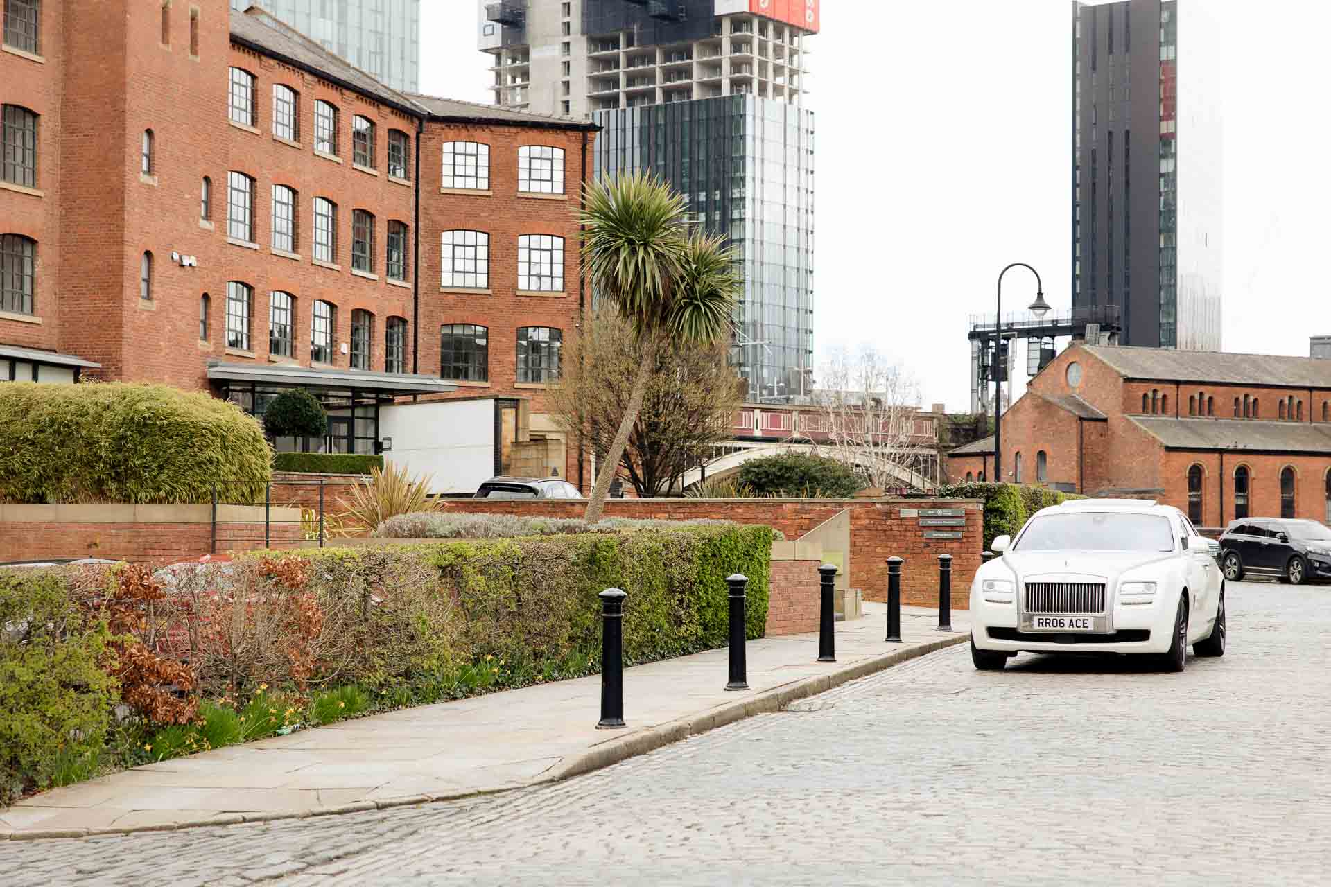 wedding car pulling up at the castlefield rooms wedding venue manchester