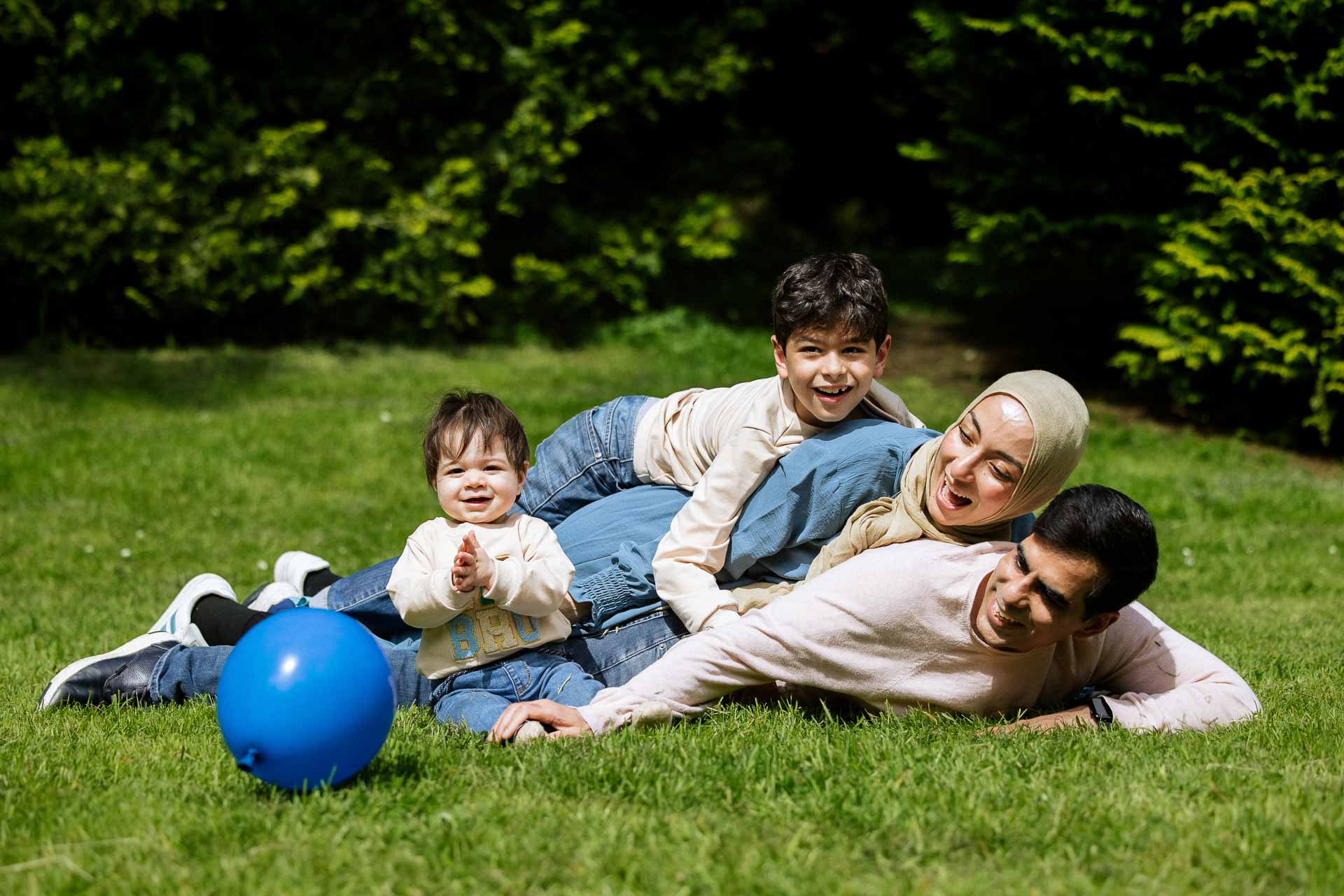 Mini family photoshoot at longford park with the grover family with er photography specialists in family portrait photography