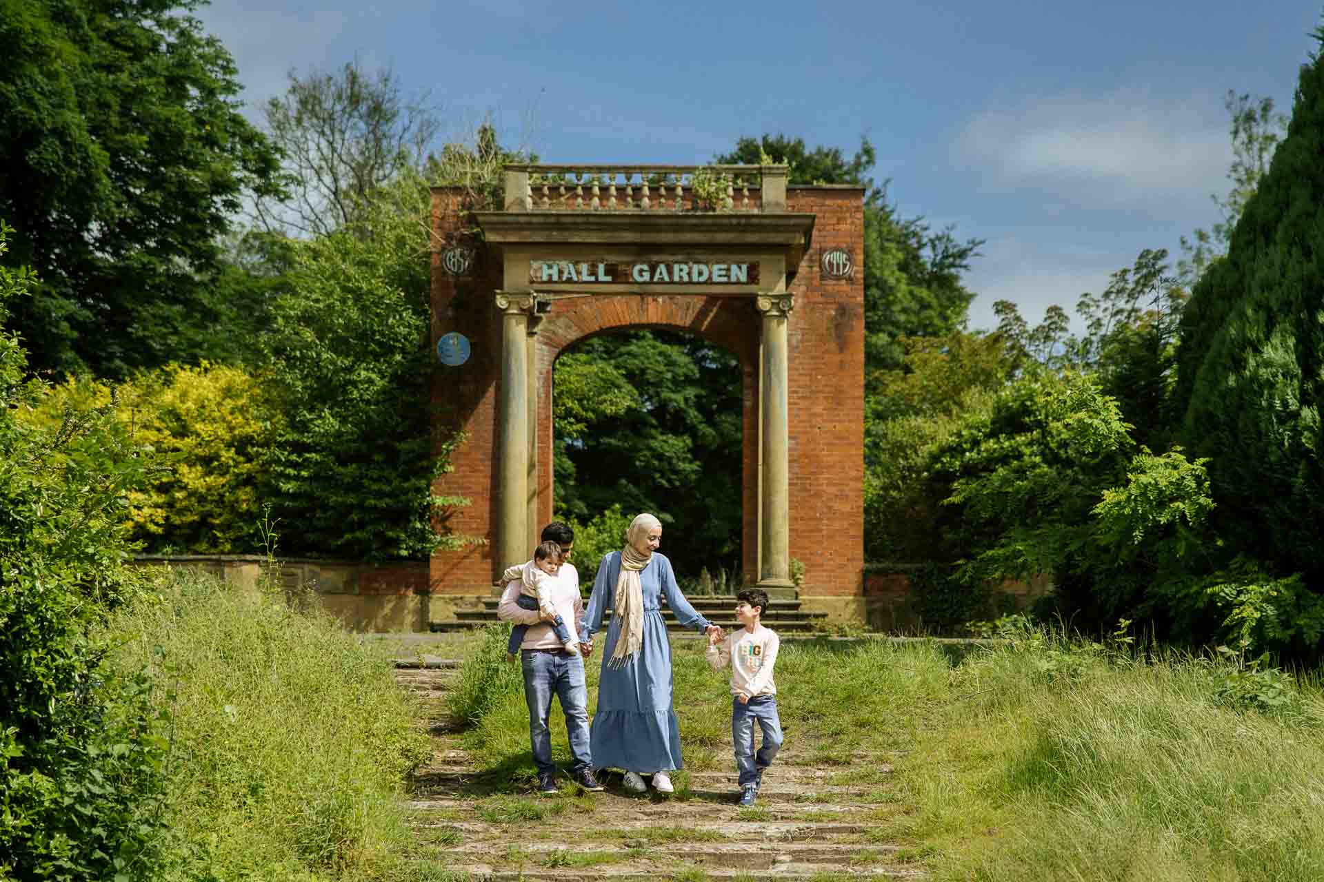 Mini family photoshoot at longford park with the grover family with er photography specialists in family portrait photography