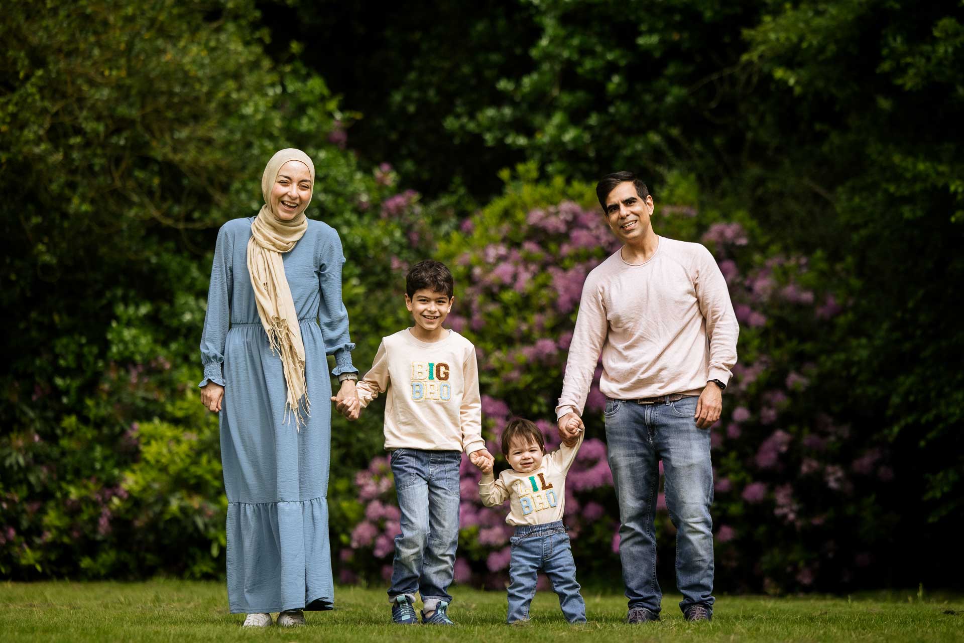 Mini family photoshoot at longford park with the grover family with er photography specialists in family portrait photography