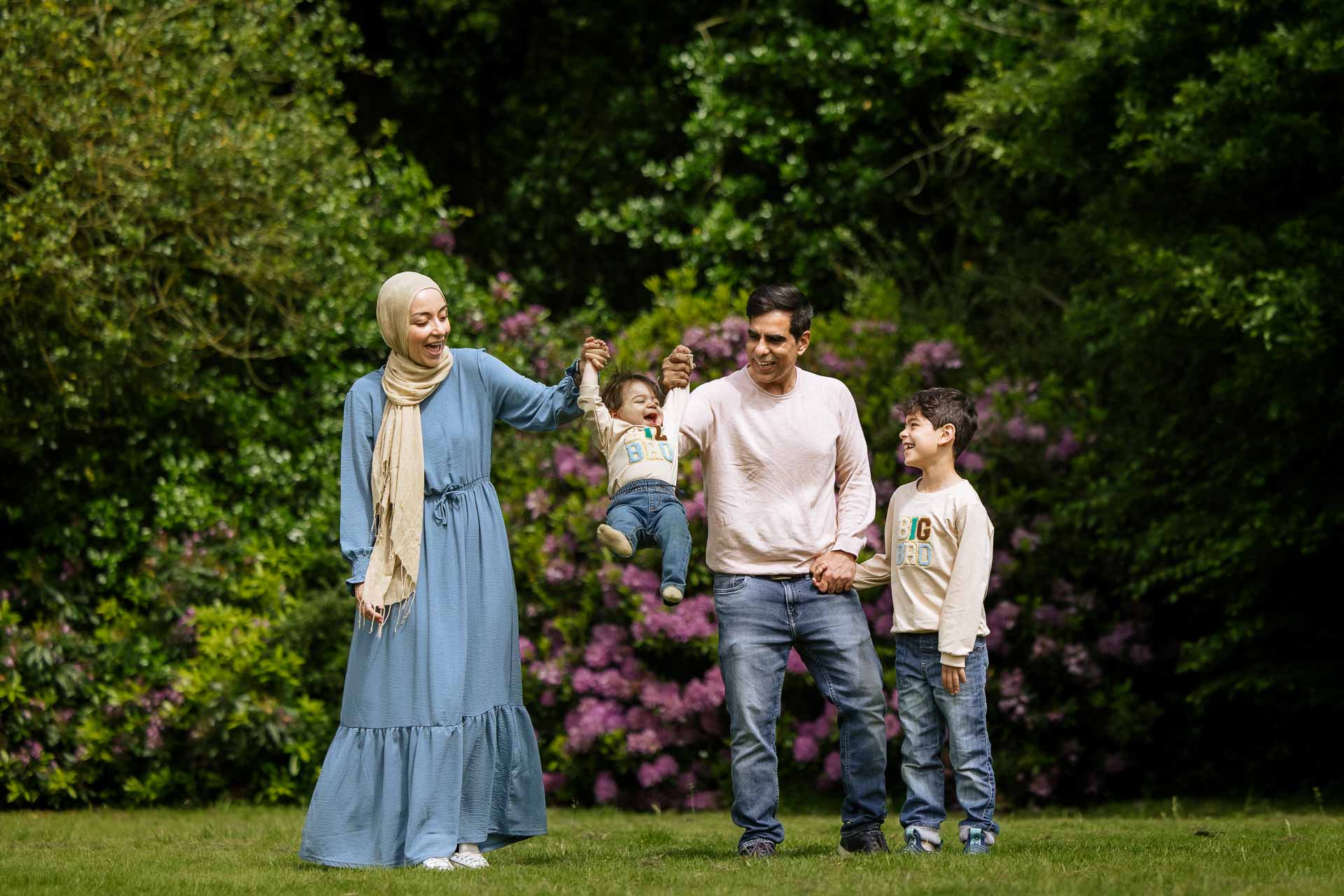 Mini family photoshoot at longford park with the grover family with er photography specialists in family portrait photography