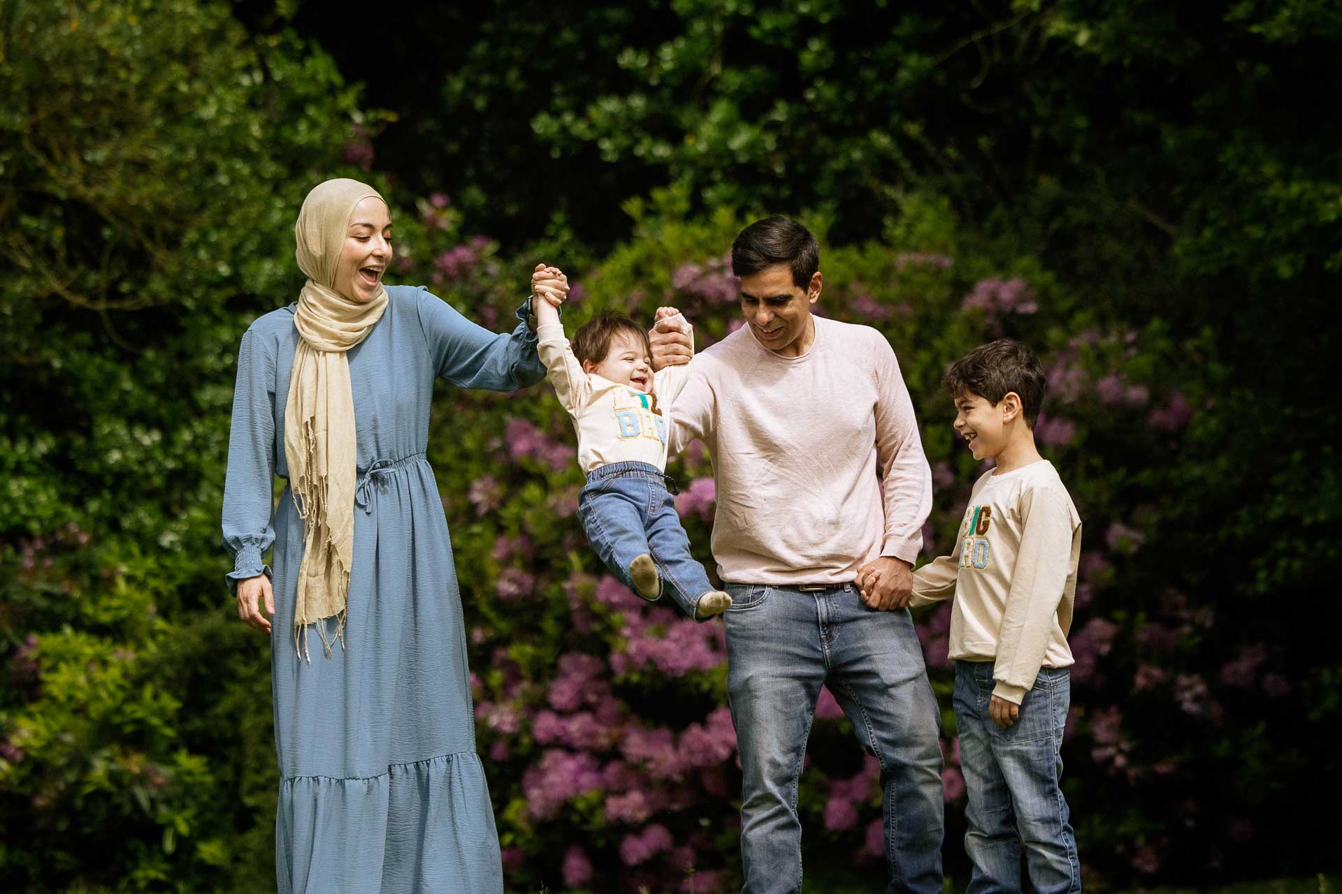 Mini family photoshoot at longford park with the grover family with er photography specialists in family portrait photography