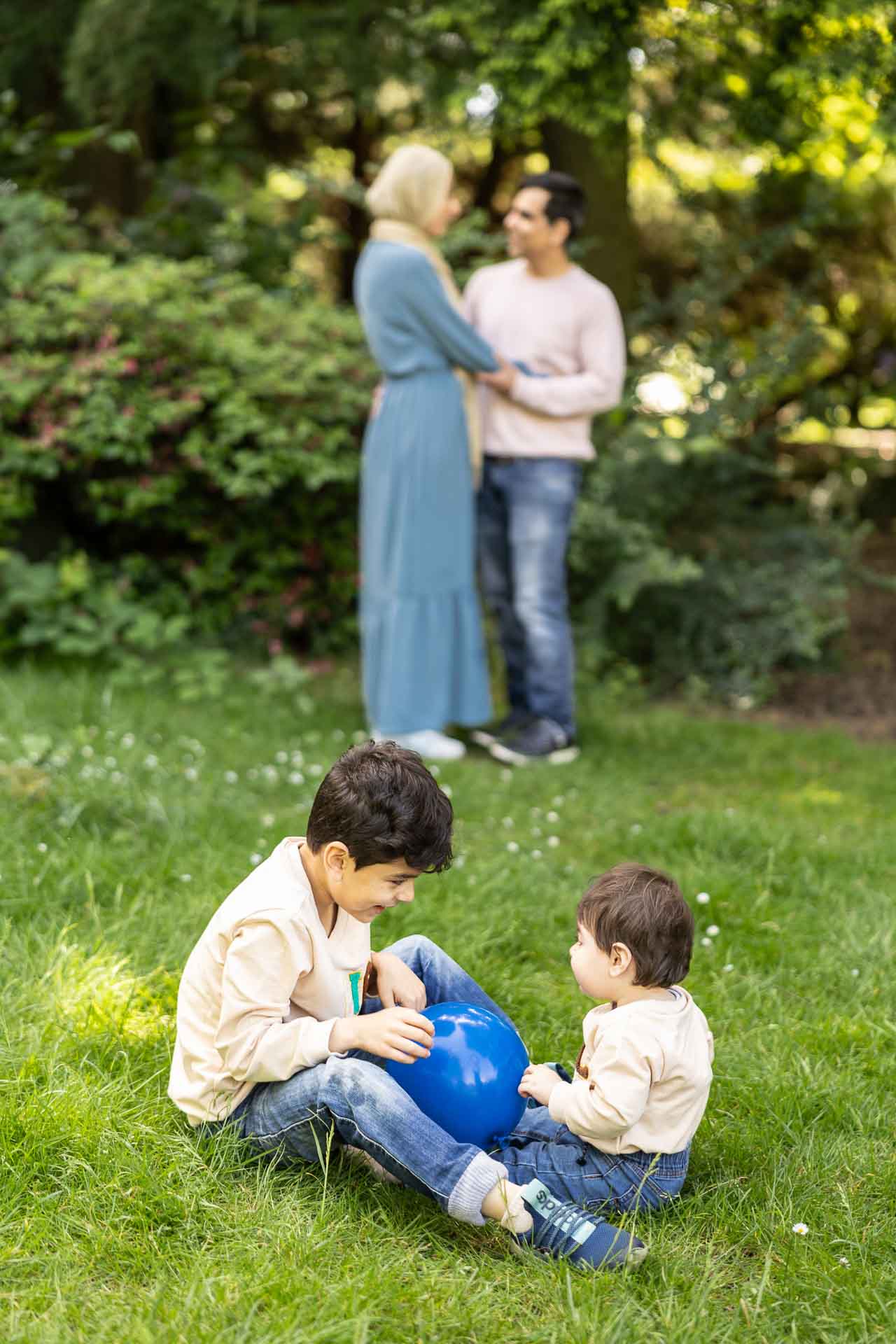 Mini family photoshoot at longford park with the grover family with er photography specialists in family portrait photography
